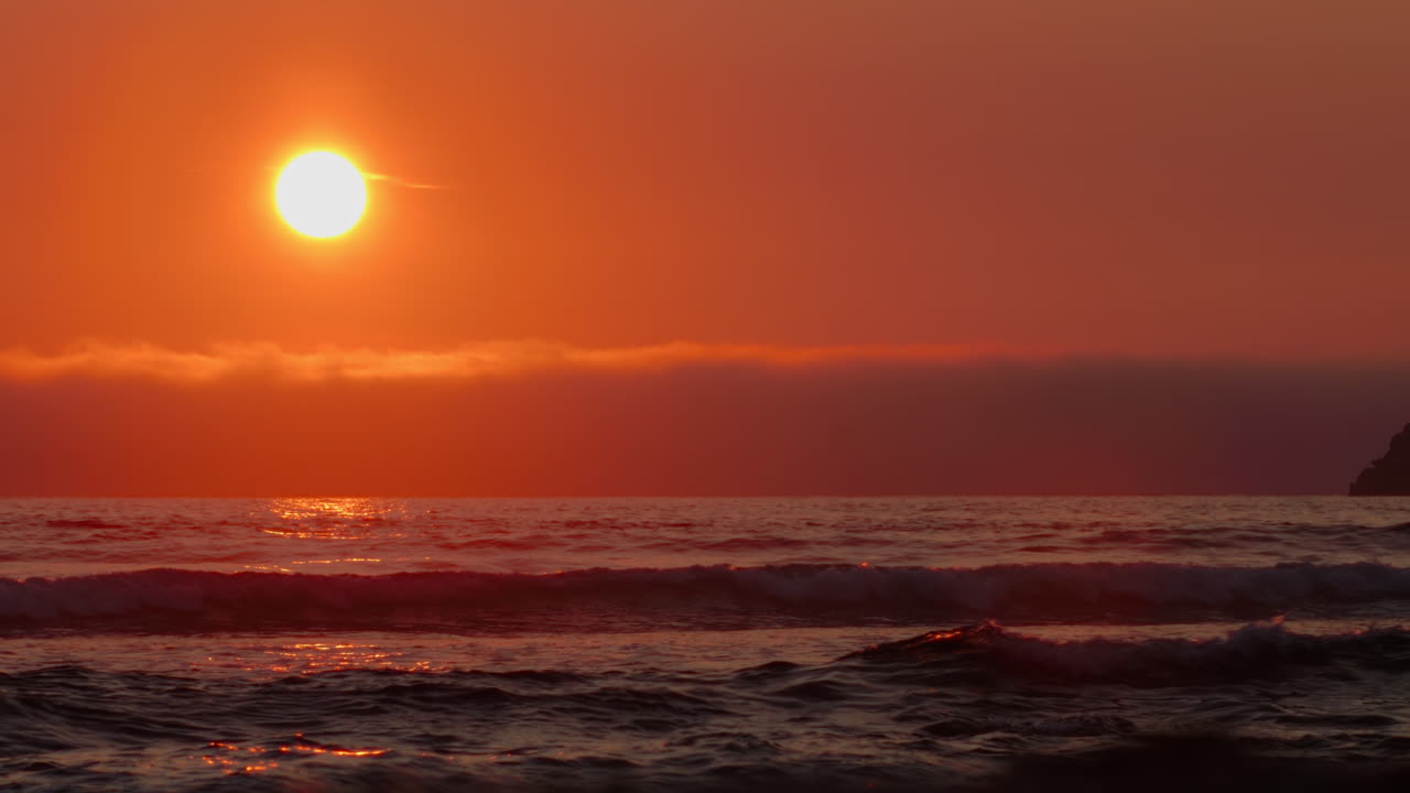 노르웨이 바다에서 해가 지는 것