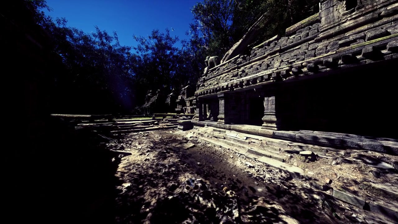 自然の中に佇む、深い影と精巧なレリーフが特徴の古い苔むした寺院