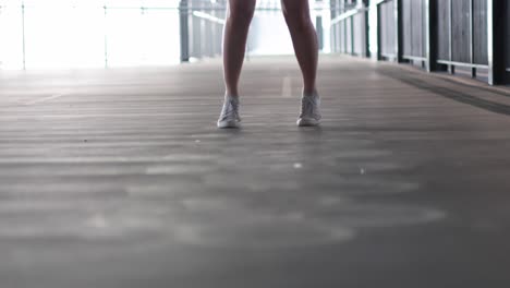 persona que juega al salto al aire libre en el interior sola