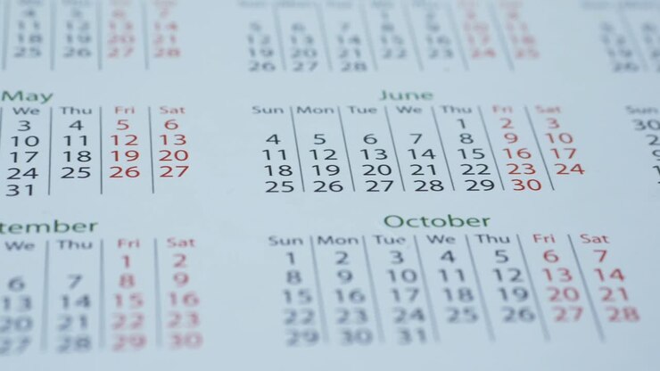 Dettaglio di un calendario su un tavolo