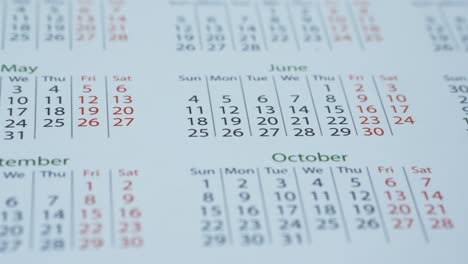 Captura-De-Detalle-De-Un-Calendario-Sobre-La-Mesa,