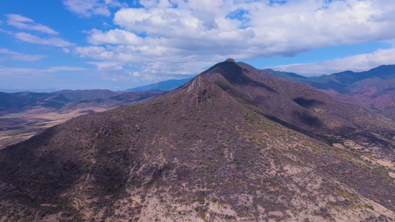 Filmato aereo con drone del Cerro del Picacho vicino a Teotitlán del Valle, con croci sulla cima della montagna