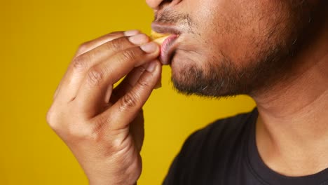 hombre comiendo comida