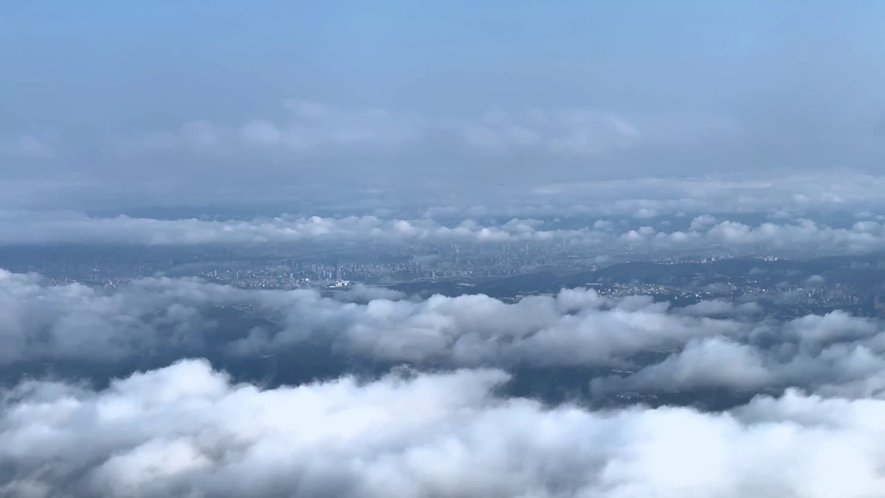 극적인 구름 층으로 가려진 광활한 도시 풍경, 도시 미스터리를 암시하는, 공중 풍경