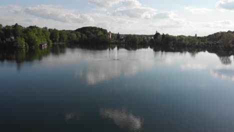 Lago-Munich-Weisslingersee-Desde-Arriba-Con-Un-Dron-A-4k-30fps