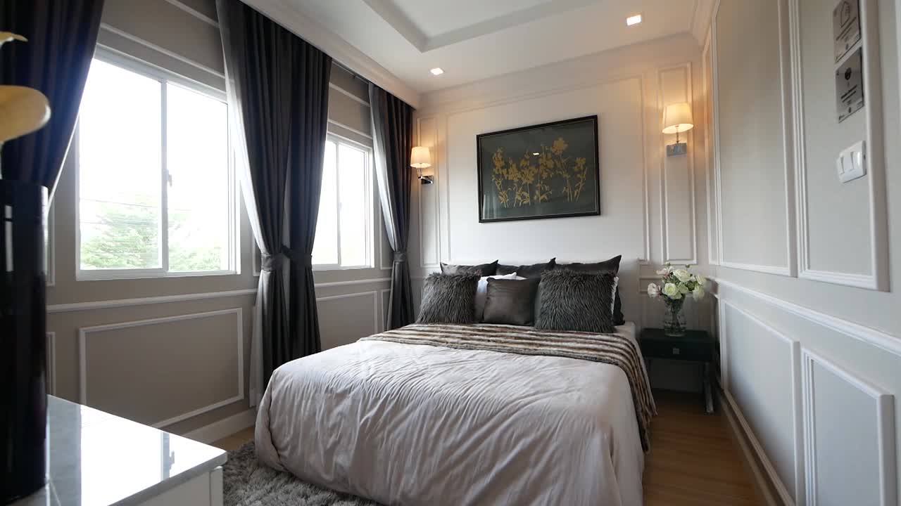 Arredamento della camera da letto elegante e di tendenza con un'ottima luce naturale