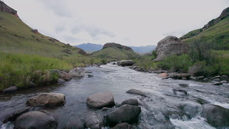 un vapor tranquilo en el drakensberg de sudáfrica