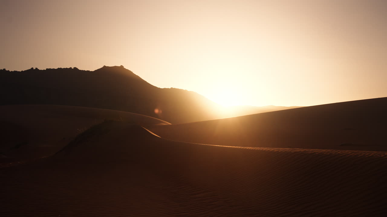 paisaje desértico de amanecer y puesta de sol