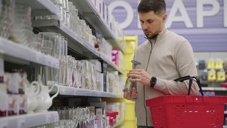 hombre comprando platos en una tienda de comestibles
