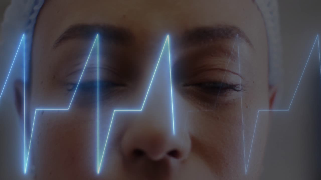 animación del procesamiento de datos médicos sobre una doctora biracial en un hospital