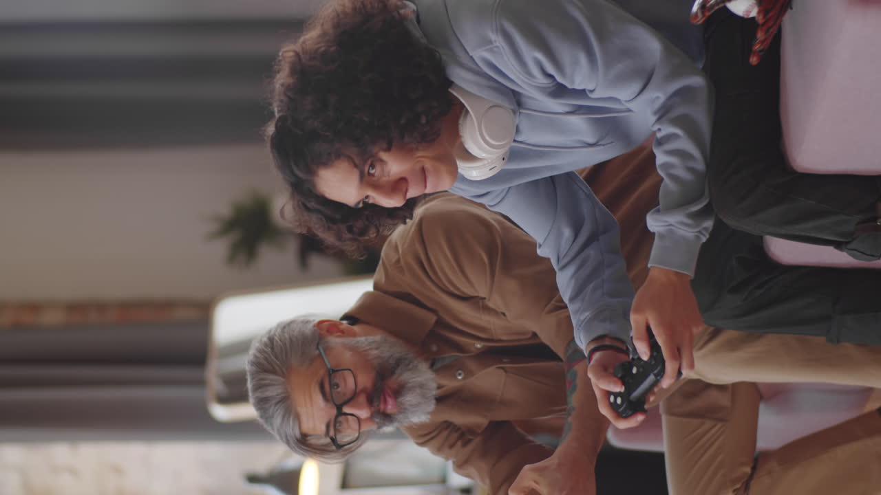 padre y hijo emocionados jugando videojuegos juntos en casa