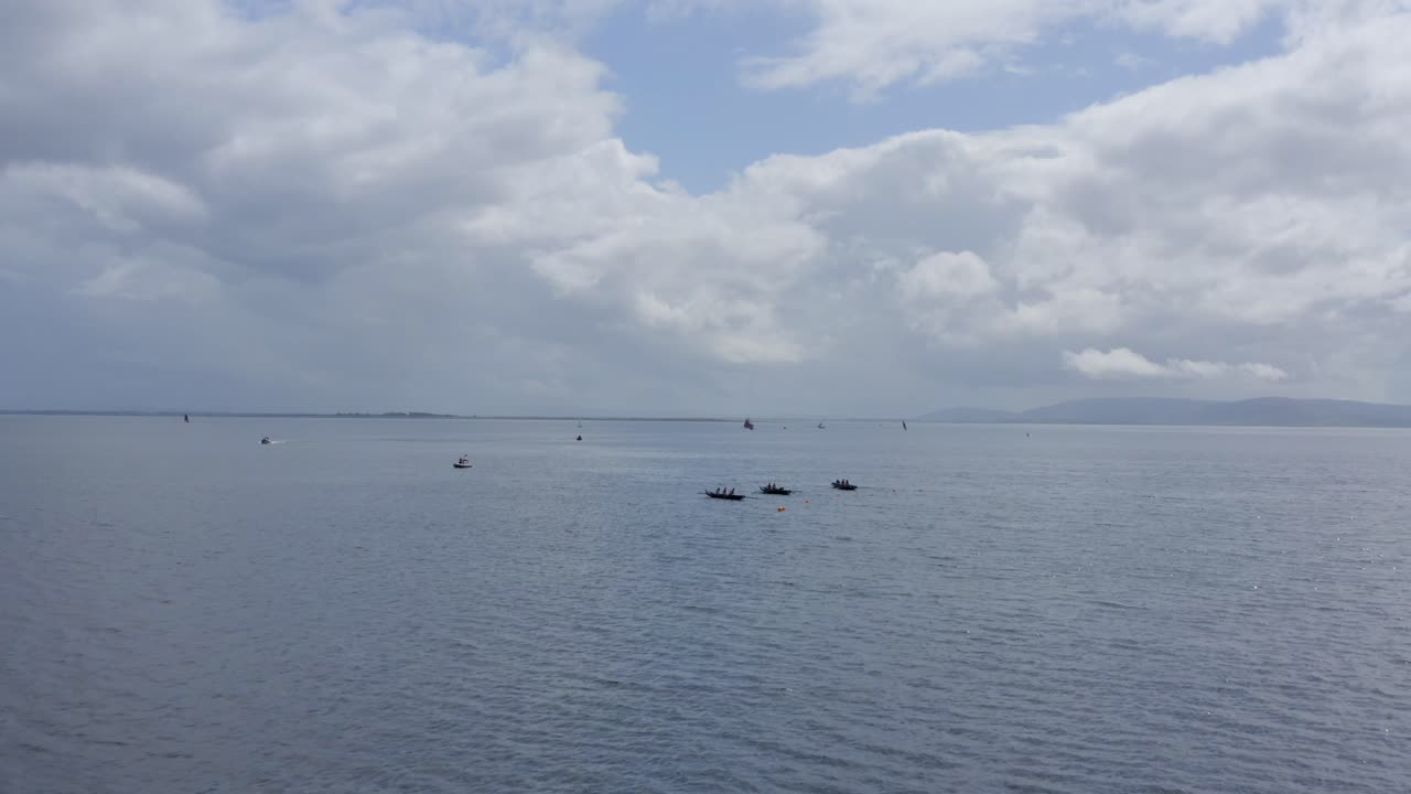 커라치 보트 축제 와 경주 를 관람 하는 관광객 들 의 위 에 있는 드론 도리