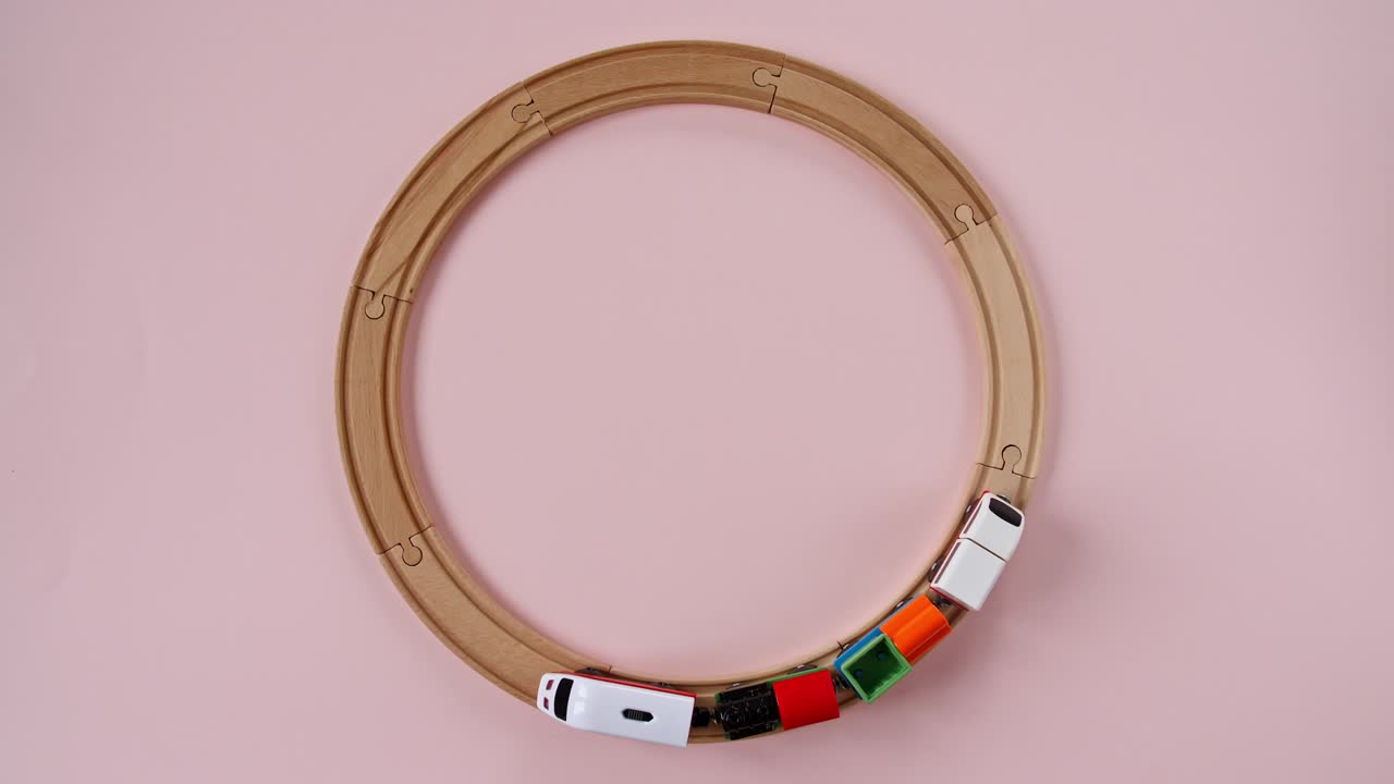 어린이용 장난감 목조 철도: 반지 철도에서 어린이의 기차 타기: 유치원 놀이실: 상단 뷰: 복사 공간