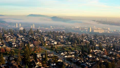 Weitläufige-Gemeinde-Im-Norden-Von-Vancouver-In-British-Columbia,-Kanada-Mit-Sicht-Auf-Das-Prominente-Lions-Gate-Hospital-An-Einem-Nebligen-Tag