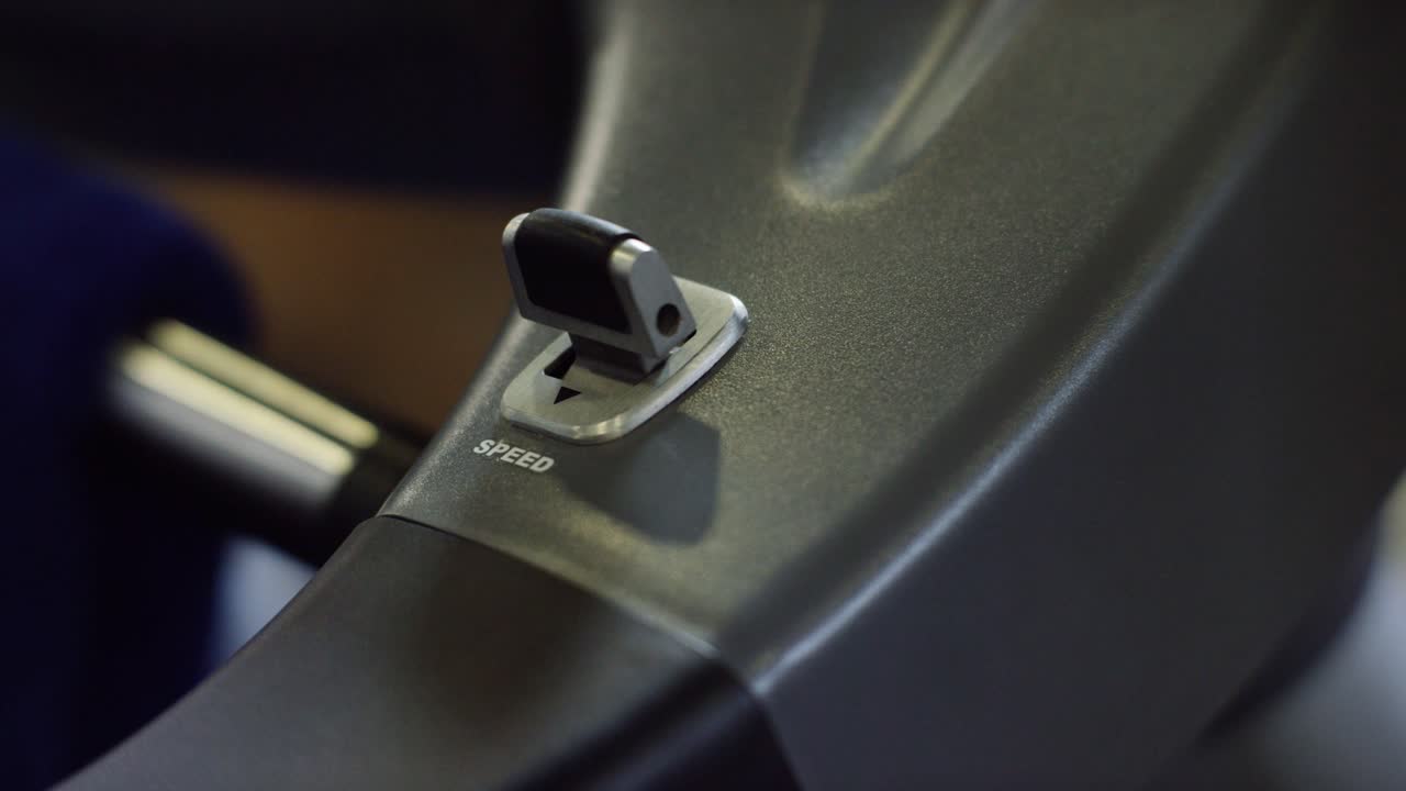 기계에 대한 제어 장치를 조정하는 기술자