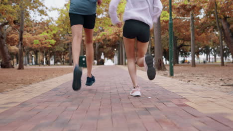 Fitness-En-El-Parque,-Piernas-Y-Correr-Pareja-De-Amigos