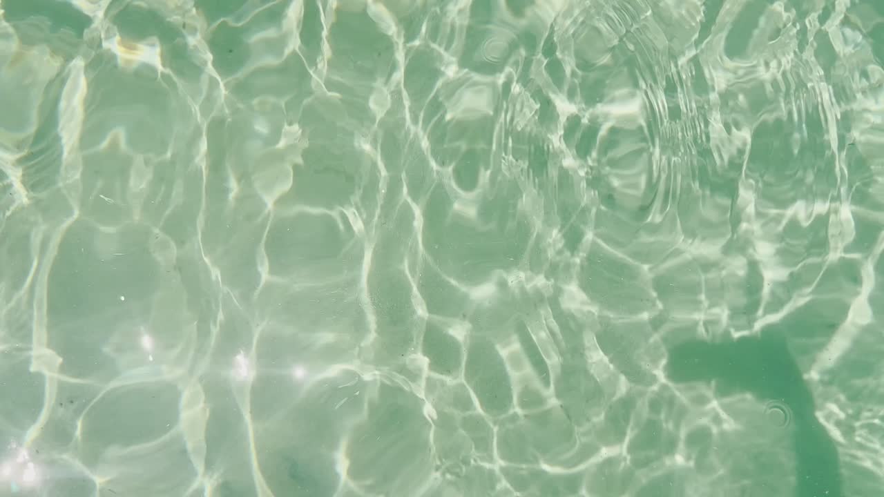 그리스 할키디키 반도의 청정 파란 발 해변