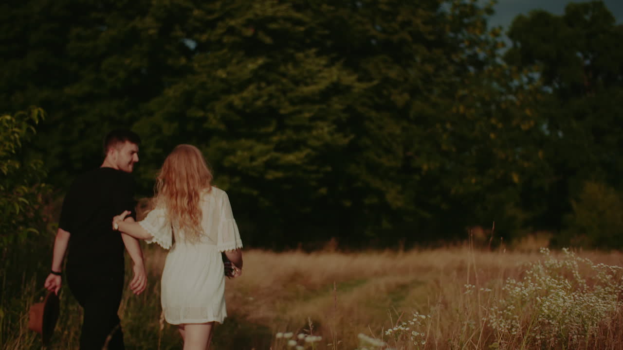 매력적인 평온한 젊은 부부 걷고 휴가에 미소