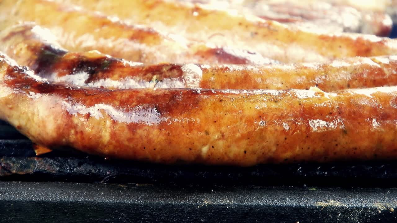 variedad de deliciosas carnes a la parrilla, vista superior, salchichas, pollo, cerdo