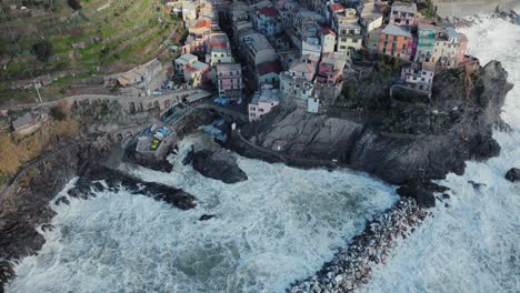 Vista-Aerea-De-Manarola,-5-Terre,-Con-Mar-En-Movimiento