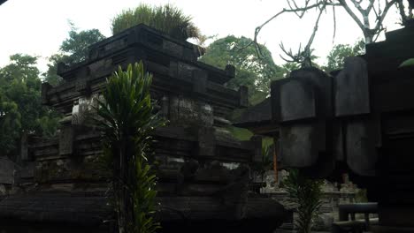 Toma-De-Cámara-Lenta-De-Las-Ruinas-Del-Templo-Del-Templo-De-Agua-Pura-Tarta-Empul-En-Bali-En-Indonesia-En-El-Pueblo-De-Ubud-Con-Historia-Histórica-En-Un-Gran-Viaje