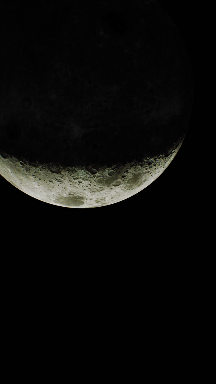 Superfície da Lua parcialmente iluminada pelo sol, vista de cima, vertical