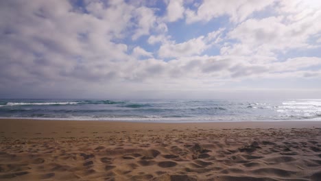 Olas-Del-Mar-En-Una-Playa-Vacía