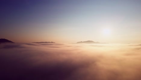 Muy-Por-Encima-Del-Paraíso-De-Bali,-Un-Mundo-Impresionante-Espera-En-Medio-De-Las-Nubes