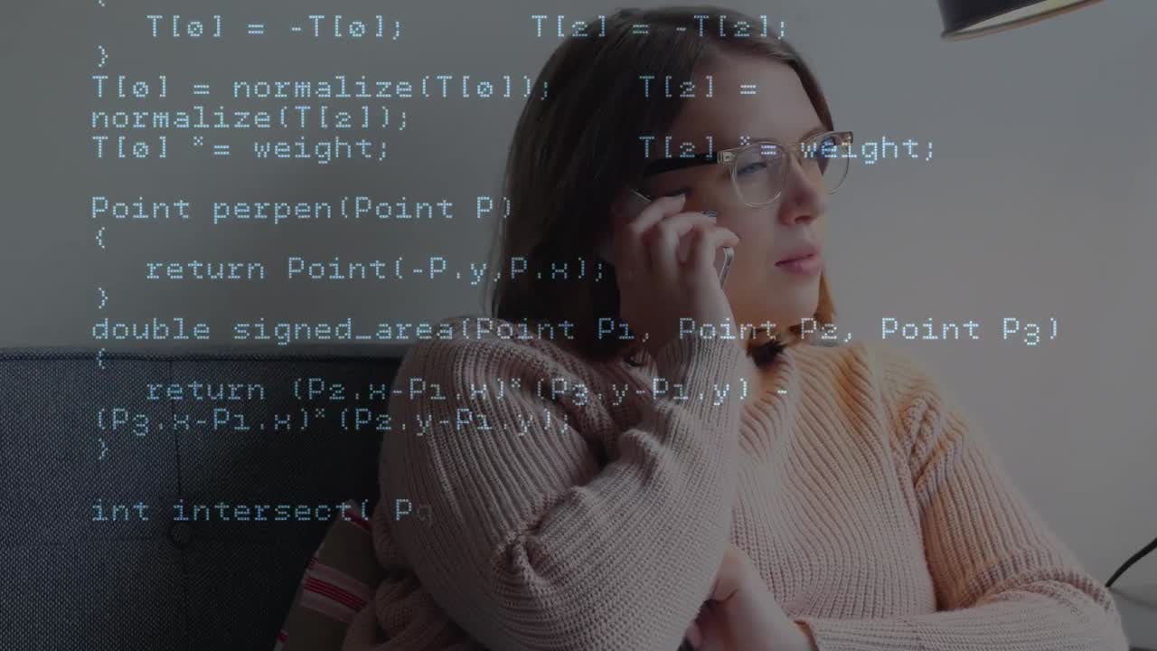 анимация обработки данных над кавказской бизнесменкой, разговаривающей по смартфону