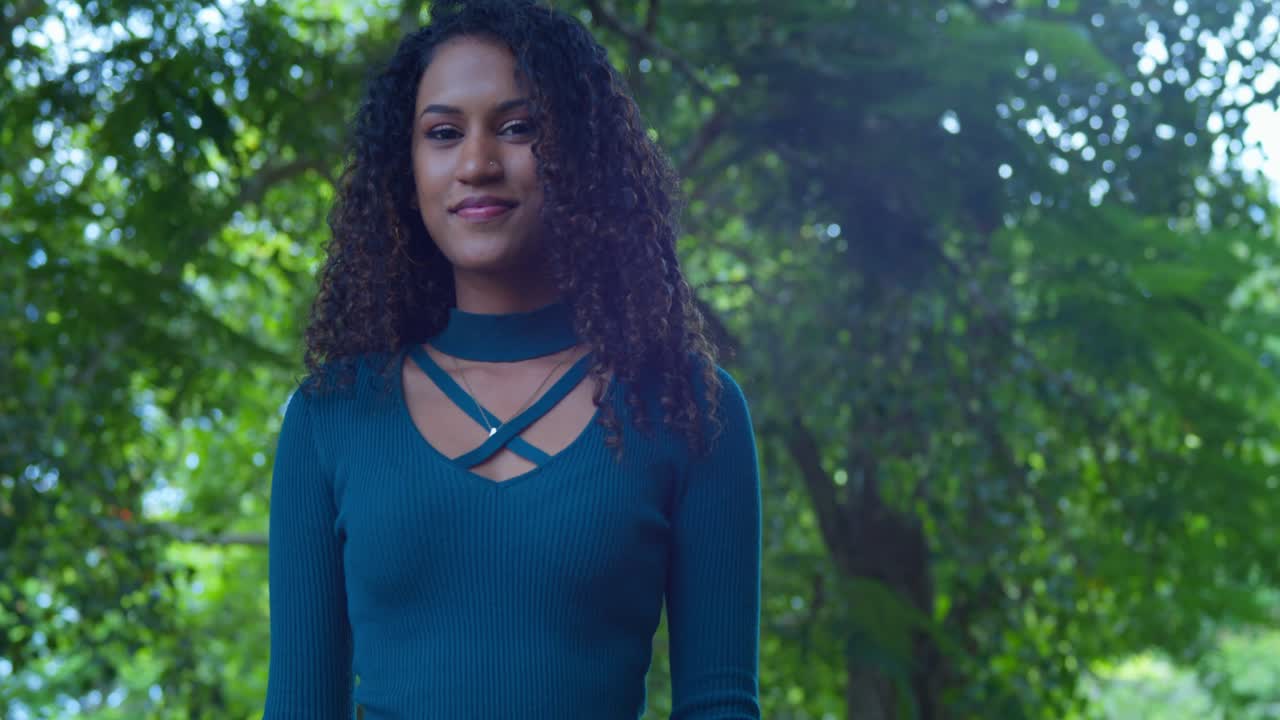 bastante joven modelo camina antes de girar y jugar en su cabello