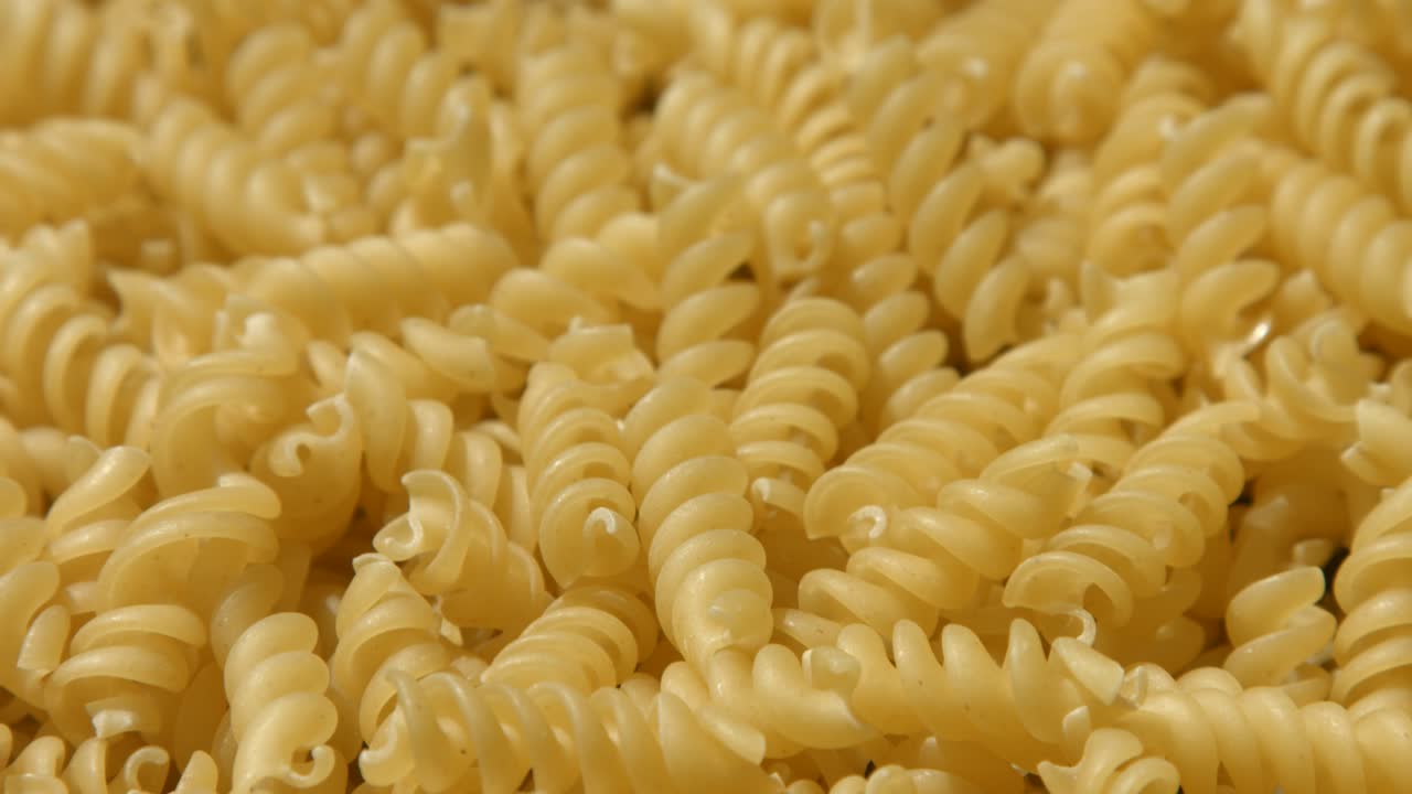 pasta fusilli dispuesta 4k