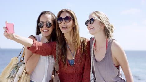 chicas adolescentes tomando selfies en la playa en vacaciones de verano