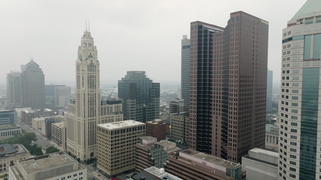 vista aérea de los edificios urbanos de columbus ohio en un día de niebla y humo