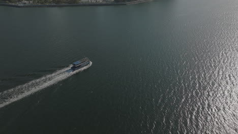 Segeltourismusboot-Auf-Dem-Wasser-In-Der-Stadt-Hong-Kong,-China