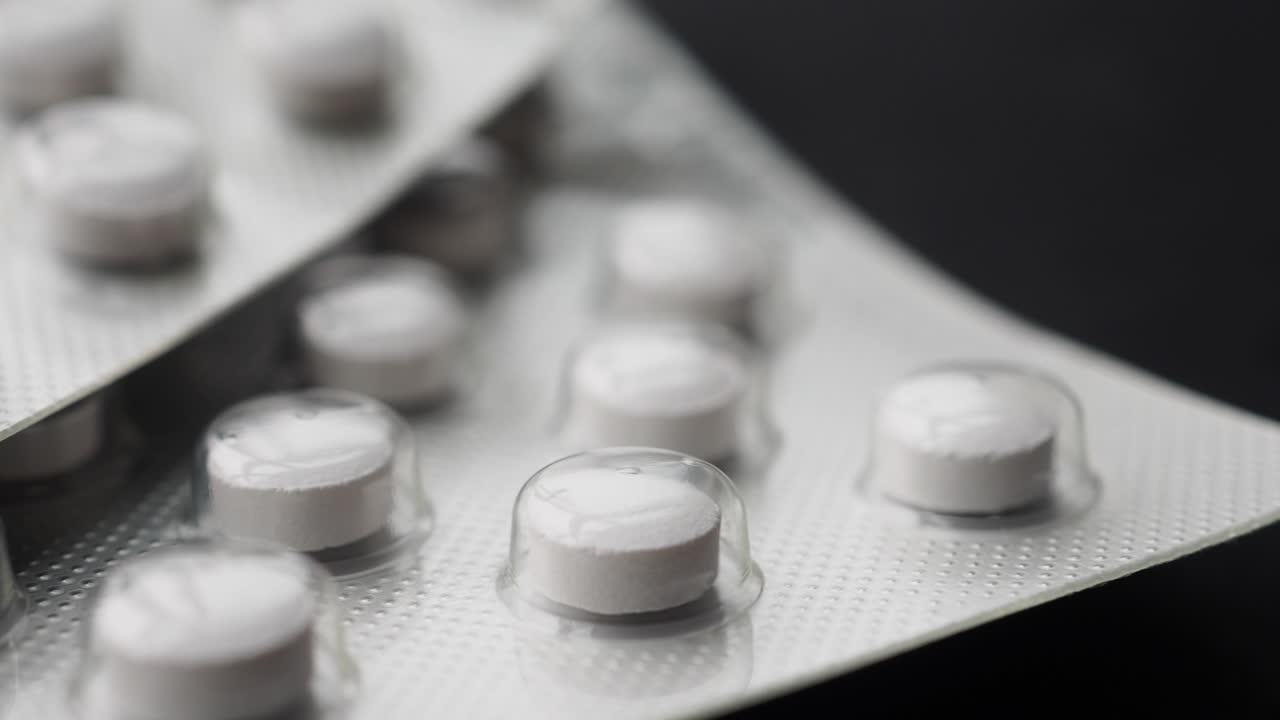 블리스터 패키지에 담긴 약물의 클로즈업