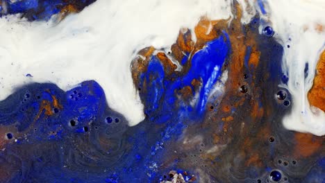 arte fluida astratta in tonalità blu, arancione e bianche vibranti che creano una consistenza dinamica e marmorizzata