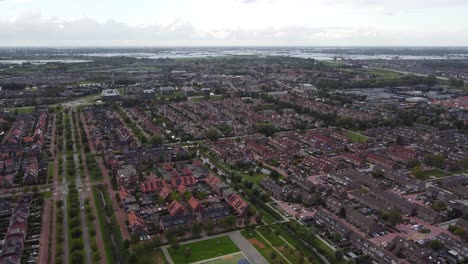 Vista-Aérea-Del-Pueblo-Suburbano-Con-Campo-De-Fútbol