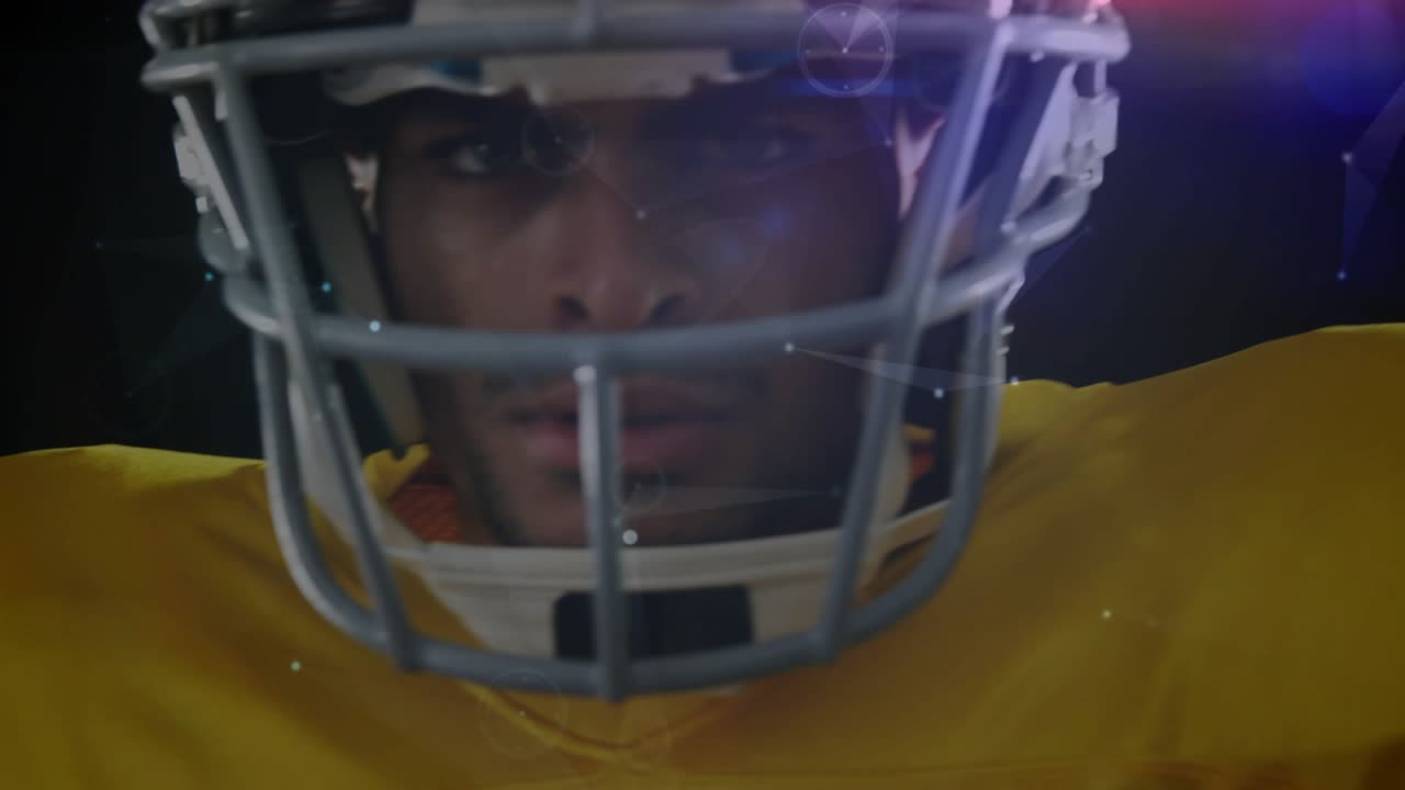 Giocatore di football americano che fissa la telecamera con un alone di particelle attorno al casco, mettendo in mostra la tecnologia sportiva