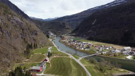 río modalen y granjas - mostrando el valle con casas de campo y puente - antena de noruega