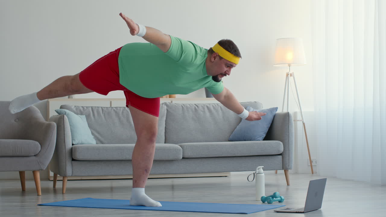 hombre con sobrepeso haciendo ejercicio en línea en casa