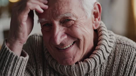 retrato en primer plano de un anciano sonriente