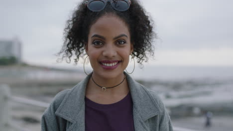 Retrato-De-Una-Atractiva-Mujer-Hispana-De-Pie-Junto-Al-Mar-Sonriendo-Alegre