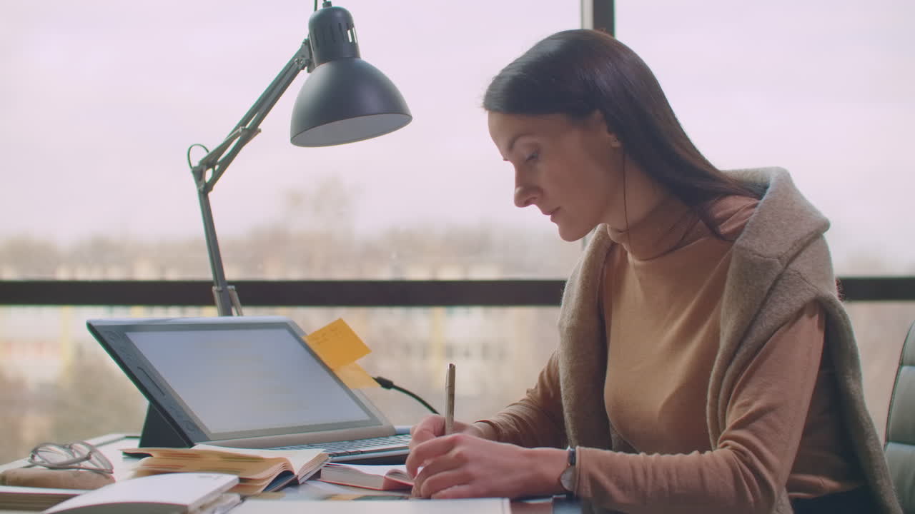 las manos del calígrafo escriben frases en papel blanco. inscribiendo letras decoradas ornamentales. caligrafía diseño gráfico letras escritura a mano concepto de creación