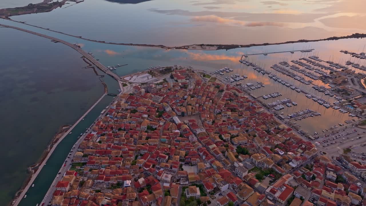 Litorale panoramico e città tranquilla che risplendono alla luce del mattino, Lefkada, Grecia