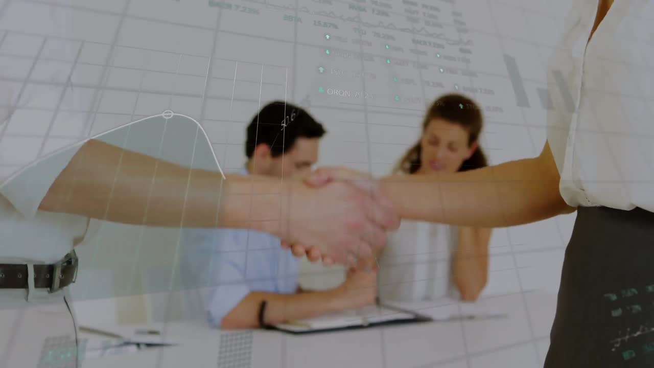 procesamiento de datos del mercado de valores contra la sección media de un hombre de negocios y una mujer de negocios que se dan la mano