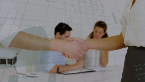 procesamiento de datos del mercado de valores contra la sección media de un hombre de negocios y una mujer de negocios que se dan la mano