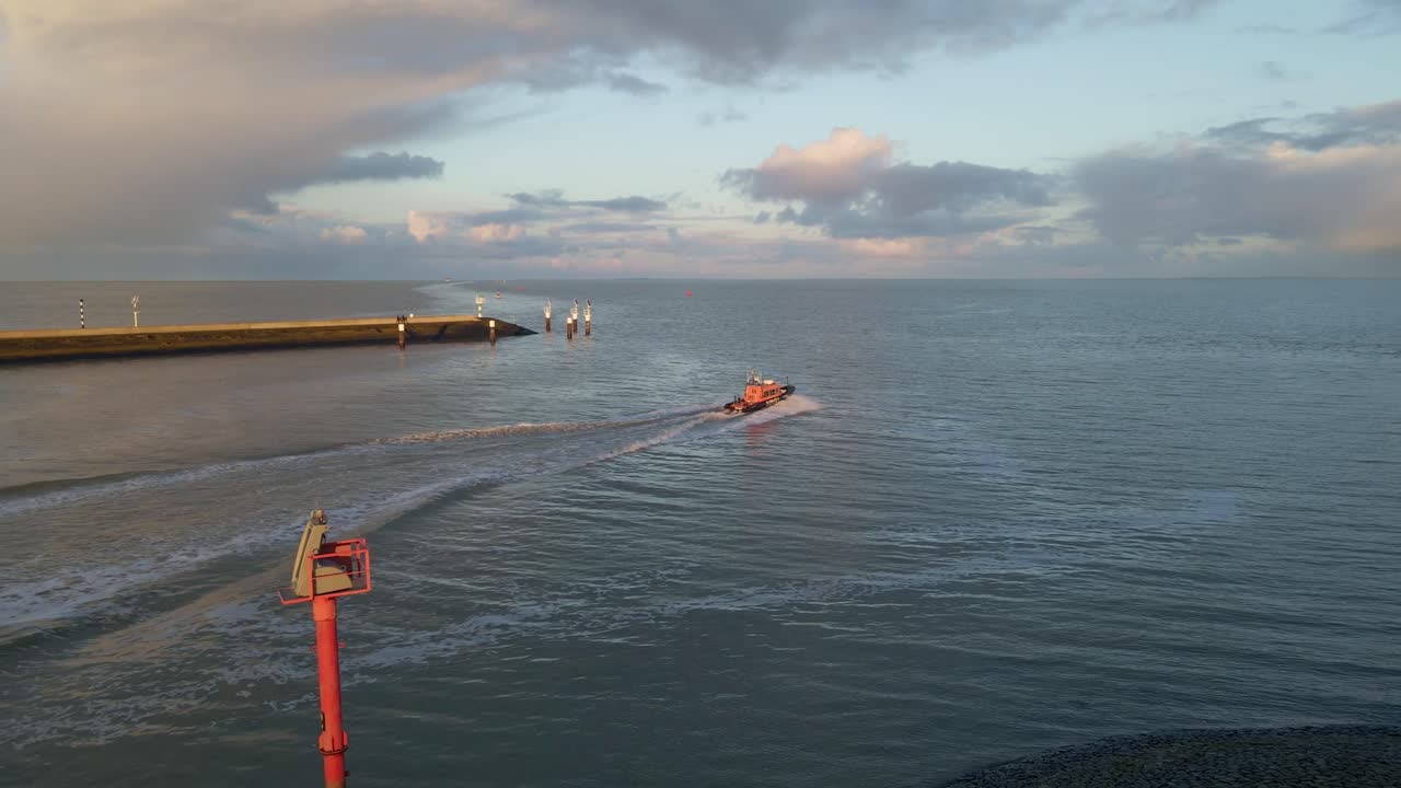Vista aerea di una barca sul mare all'alba vicino al Mare di Wadden a Harlingen, Frisia, Paesi Bassi.