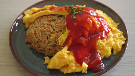 arroz frito aromatizado en una envoltura de tortilla o omurice al estilo japonés - estilo de comida asiática