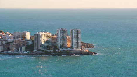 Imágenes-De-Un-Grupo-De-Grandes-Edificios-De-Apartamentos-Turísticos-Entre-El-Mar-Mediterráneo-Y-Sus-Profundas-Aguas-Azules-En-España.