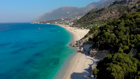 Von-Klippen-Versteckte-Paradiesische-Strände-An-Der-Wunderschönen-Küste-Südalbaniens-Vor-Dem-Blau-türkisfarbenen-Meer